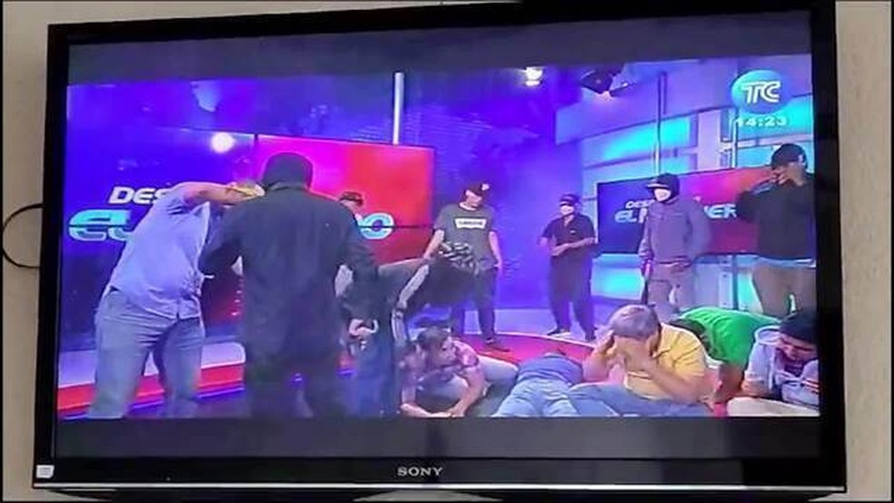 Homens armados invadem estúdio de TV no Equador em janeiro, quando onda de violência eclodiu no país.  — Foto: Reprodução