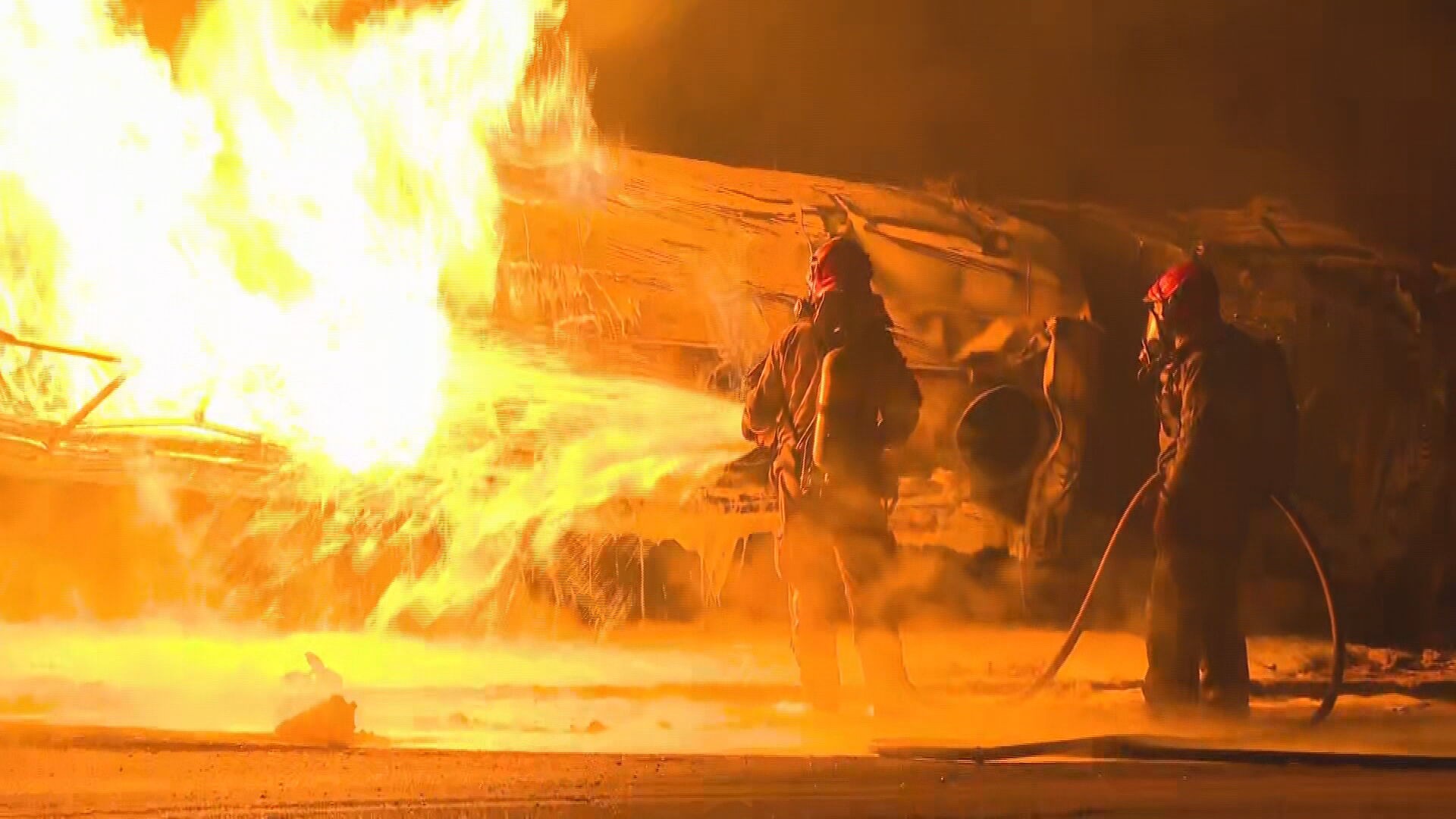 Imagens mostram moradores socorrendo vítimas de incêndio após caminhão tombar em BH