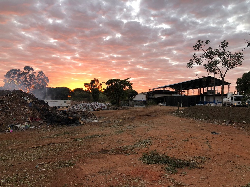 Incêndio atingiu área de descarte do Ecoponto de Osvaldo Cruz (SP), próximo a um barracão de reciclagem — Foto: Renato Campanari/TV Fronteira