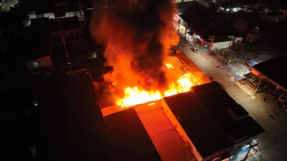 Segundo a Prefeitura do município, o incêndio foi controlado em ambas as lojas. — Foto: Victor Moreira