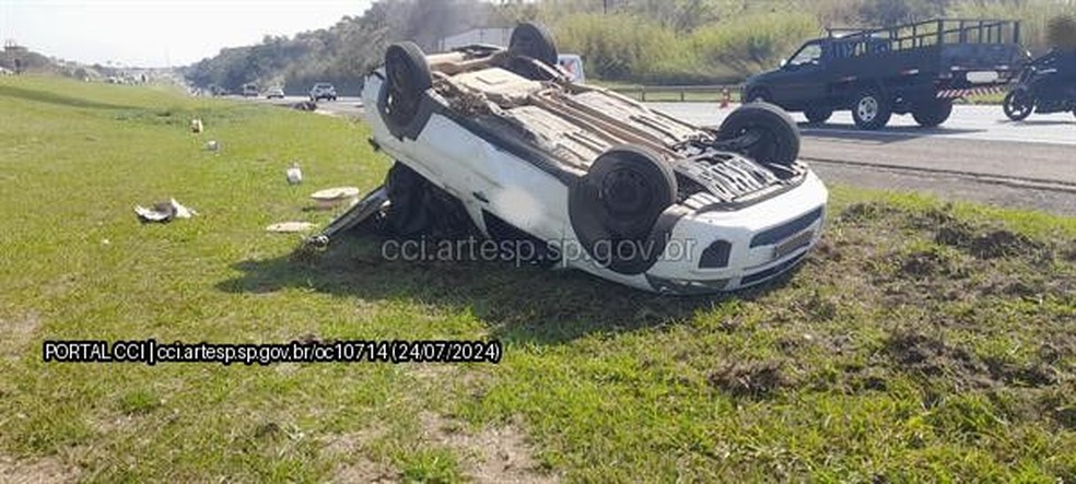 Carro capotou após acidente — Foto: Artesp/Divulgação