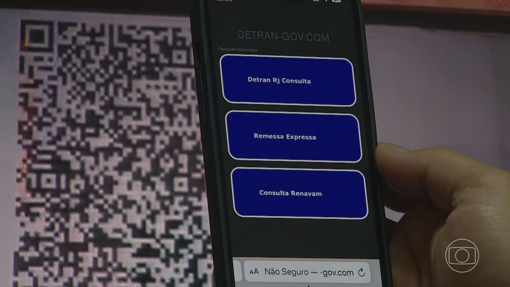 Quando código de CNH falsificada é escaneado com a câmera do celular, em vez de aparecerem os dados do motorista, aparece na tela um site de consulta de placas — Foto: JN