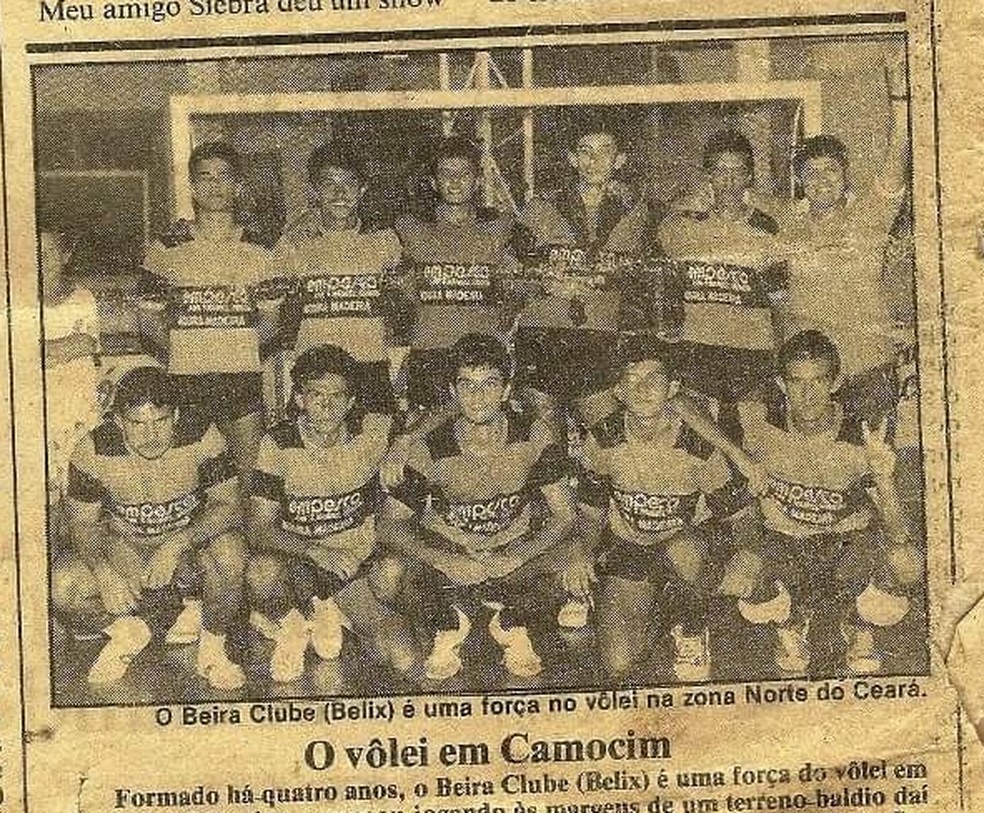 Os membros guardam a imagem de jornal que trouxe notícias sobre o time de vôlei no início da década de 1990 — Foto: Arquivo Pessoal