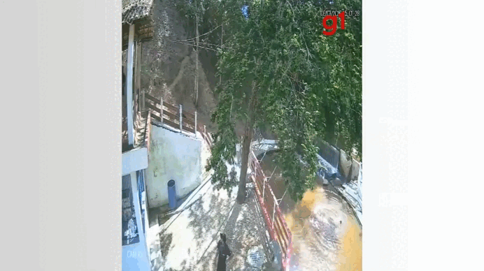 VÍDEO: Carro de luxo cai dentro de barragem após motorista perder controle em Senhora do Porto