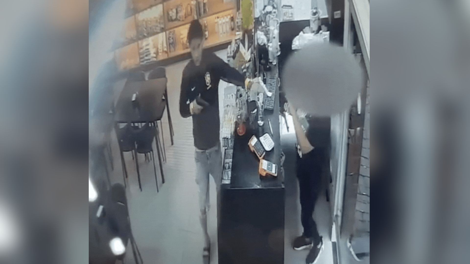 VÍDEO: Assaltante aponta arma para funcionária de padaria e leva dinheiro do caixa em Uberlândia