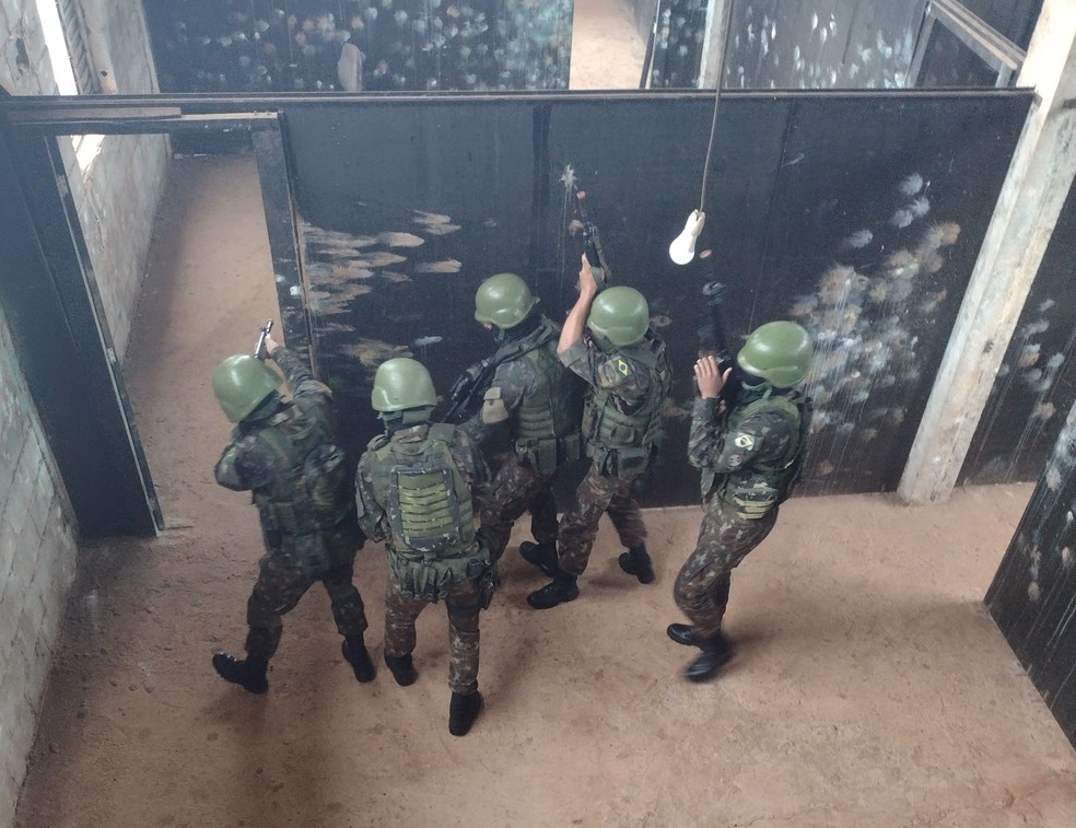 Militares treinam em outubro de 2021 no Centro de Instrução de Operações Urbanas do Exército em Campinas — Foto: João Gabriel Alvarenga/g1