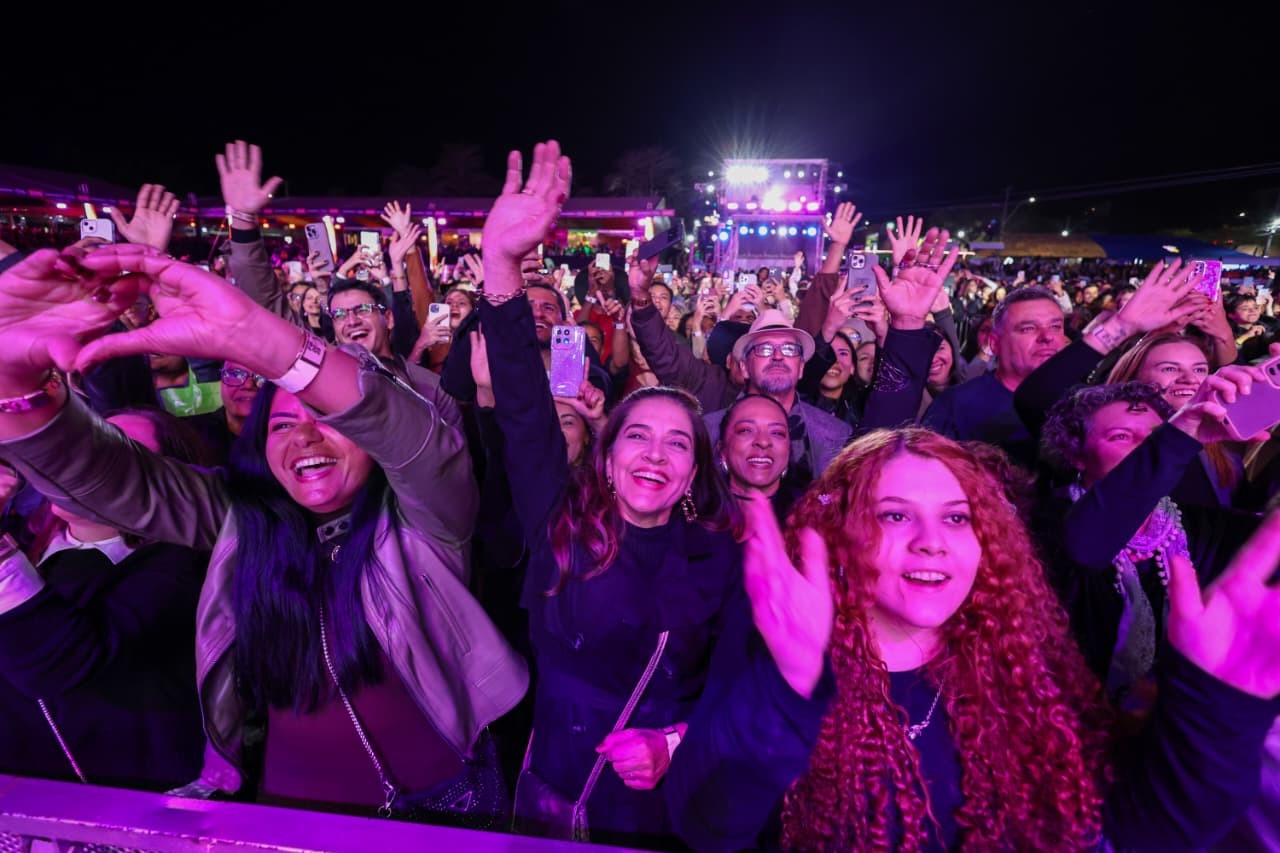João Gomes vermaakt het publiek op de eerste dag van het Bahia Winter Festival — Foto: Laécio Lacerda