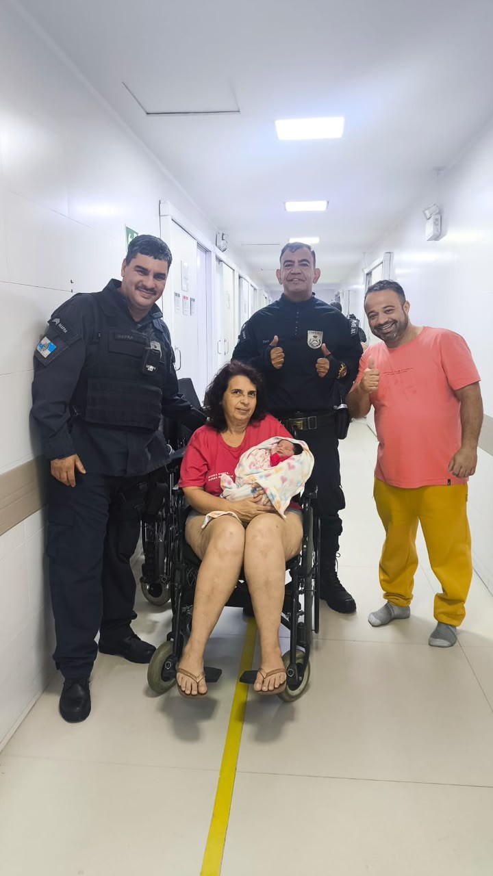 Recém-nascida de dois dias é salva de engasgo por policiais militares, em Barra Mansa
