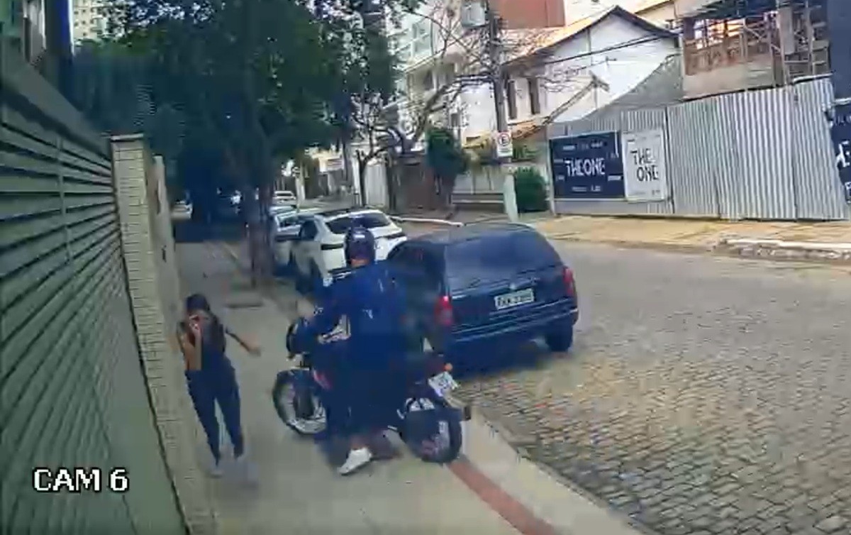 Mulher é assaltada por motociclista em rua movimentada de Campos
