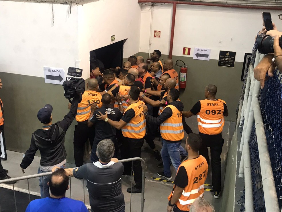 Votação precisou ser paralisada por aproximadamente 20 minutos após torcedores tumulturarem eleição presidencial do Santos F.C. — Foto: Silvio Luiz/A Tribuna Jornal