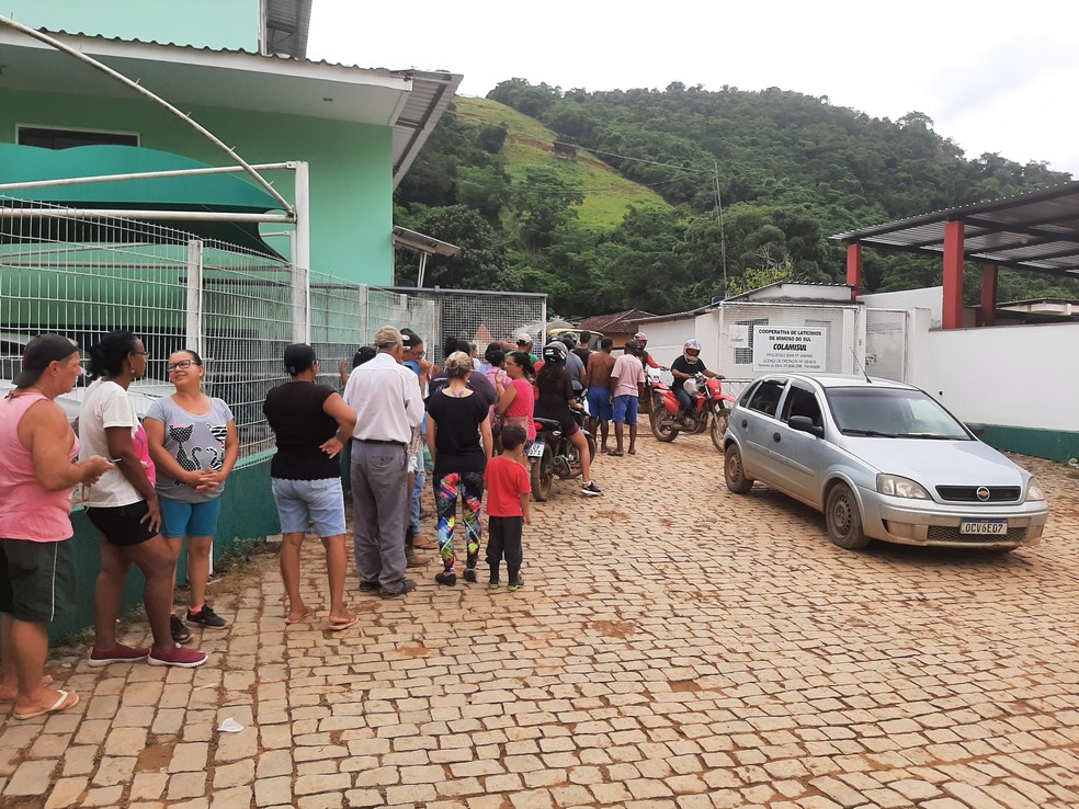 Fila de moradores atingidos pela chuva em frente a cooperativa para receber doações. — Foto: Ana Elisa Bassi