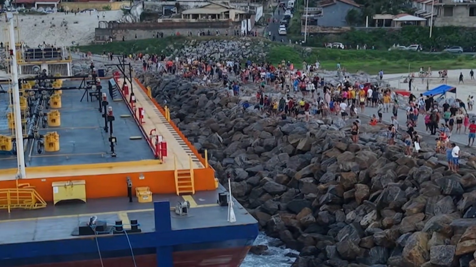 Balsa encalhada vira atração turística na praia do Icaraí, no litoral cearense