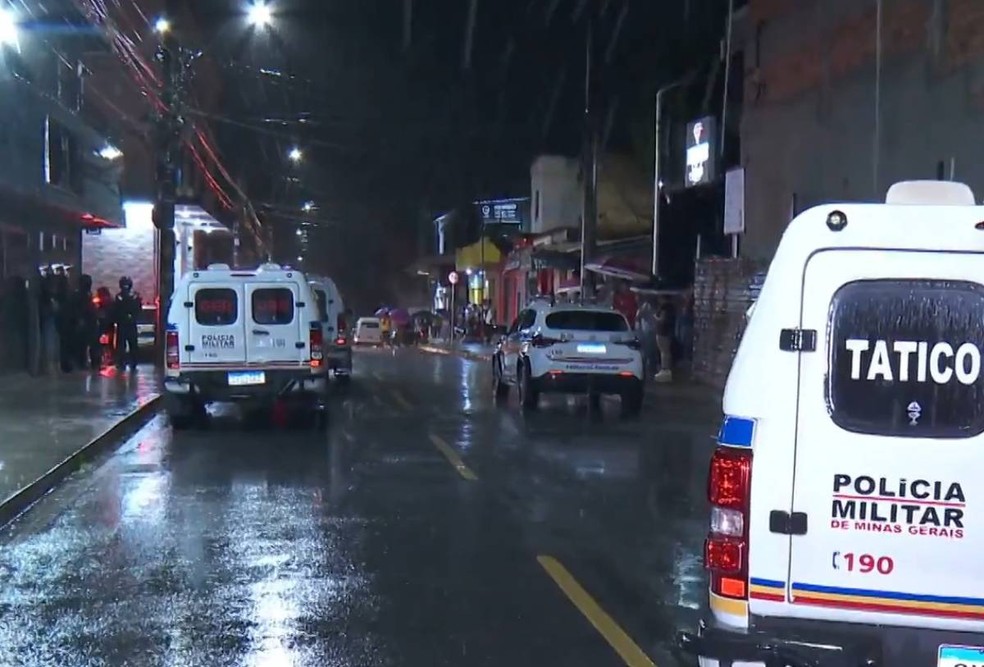 Carros da Polícia Militar em Ribeirão das Neves, na Grande BH, na porta de padaria onde chacina matou duas adolescentes e uma mulher — Foto: Reprodução/TV Globo