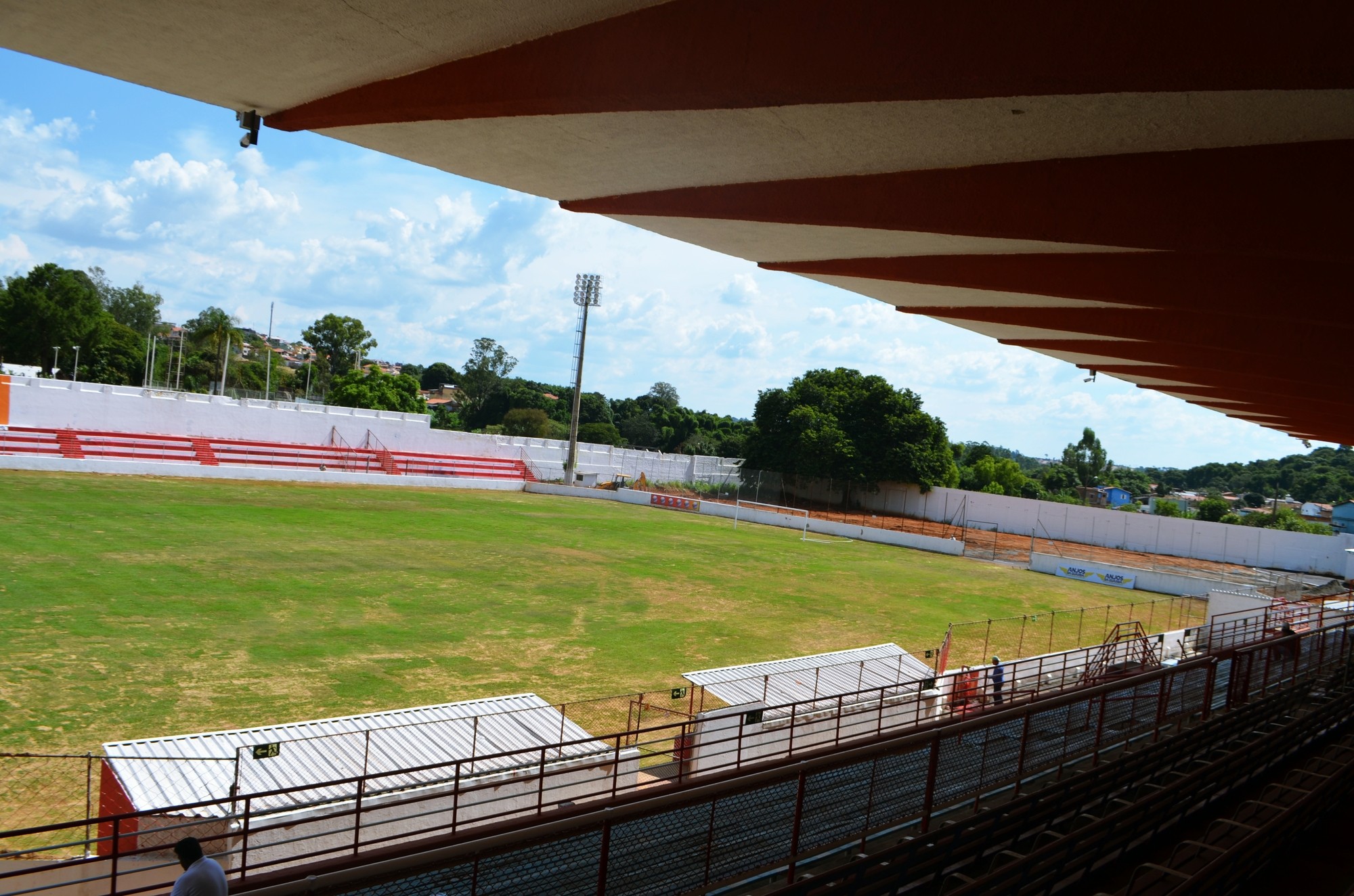 Projeto que autoriza venda do estádio Rei Pelé avança na Câmara de Três Corações e divide opiniões