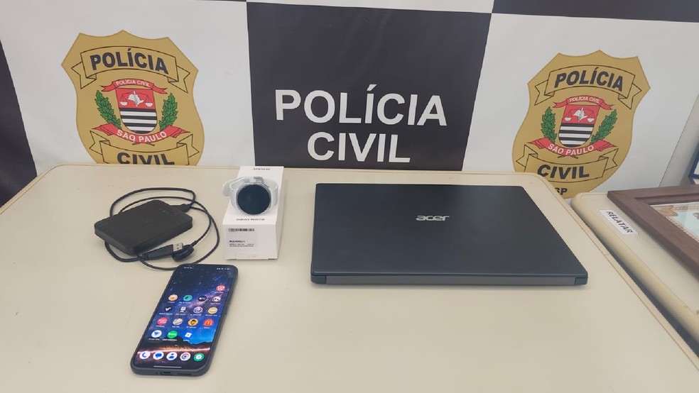 1 de 1
Homem investigado por crimes de explora&ccedil;&atilde;o sexual de crian&ccedil;as e adolescentes na internet foi alvo de um mandado de busca e apreens&atilde;o na manh&atilde; de ter&ccedil;a-feira (27), na Zona Oeste de Mar&iacute;lia (SP), durante a Opera&ccedil;&atilde;o Game Over. &mdash; Foto: Pol&iacute;cia Civil
