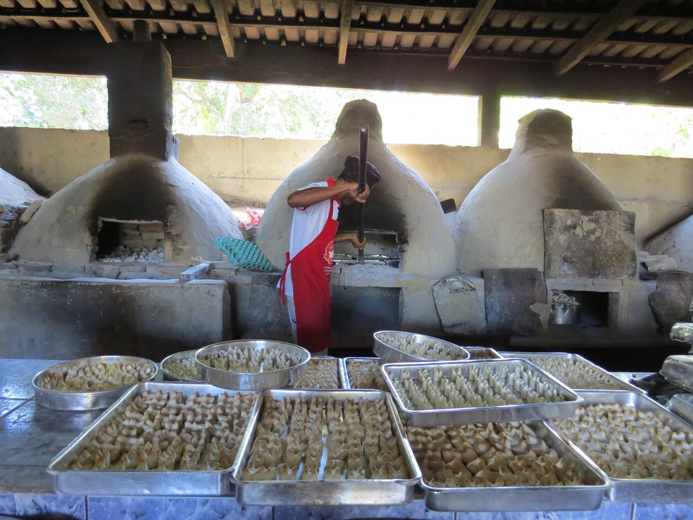 Fornos de barro são usados para fazer os biscoitos de tia Naninha, em Natividade (TO) — Foto: Jesana de Jesus/G1