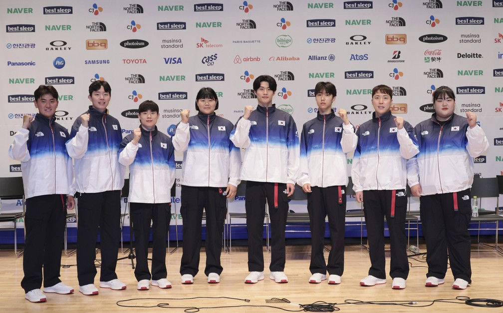 Membros da seleção sul-coreana usam uniformes para a cerimônia de medalhas dos Jogos Olímpicos de Paris 2024 durante um dia de mídia no Centro Nacional de Treinamento Coreano em Jincheon, Coreia do Sul, em 26 de junho de 2024 — Foto: Kim In-cheul/Yonhap via AP
