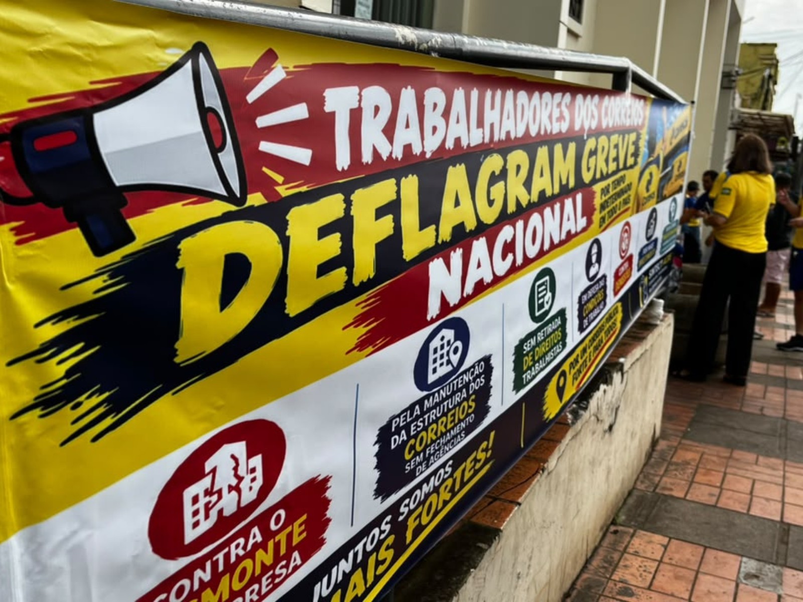 Trabalhadores dos Correios no Acre fazem ato durante adesão à greve nacional