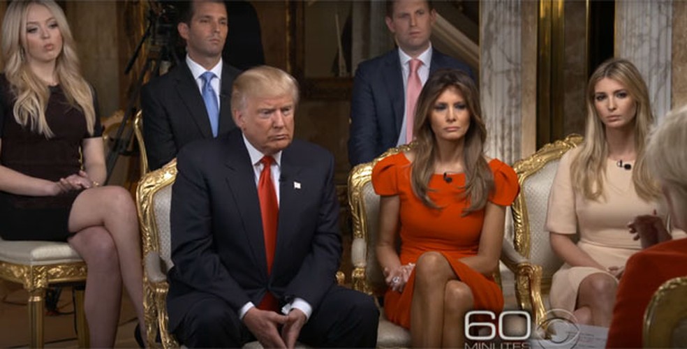Donald Trump ao lado da mulher, Melania, e dos filhos Tiffany, Donald Jr., Eric e Ivanka, em entrevista à TV americana.  — Foto: Reprodução/Youtube/CBS Evening News