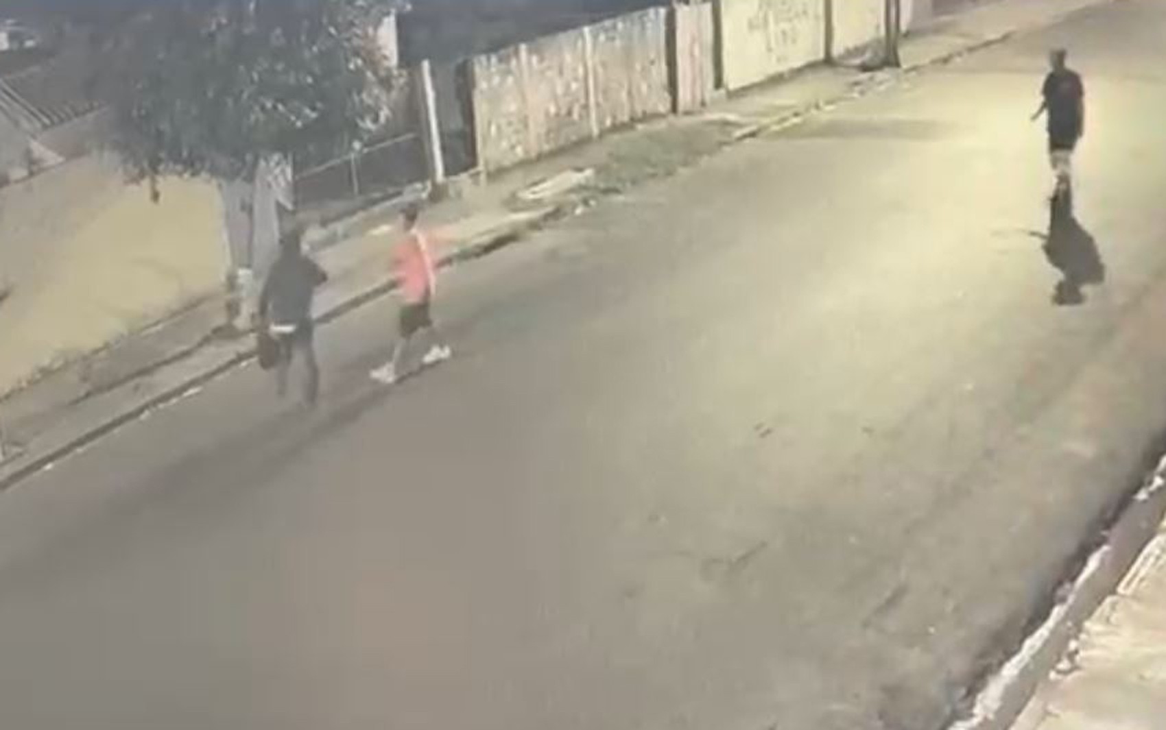 Porteiro é agredido e assaltado enquanto esperava ônibus para o trabalho em Ribeirão Preto; vídeo