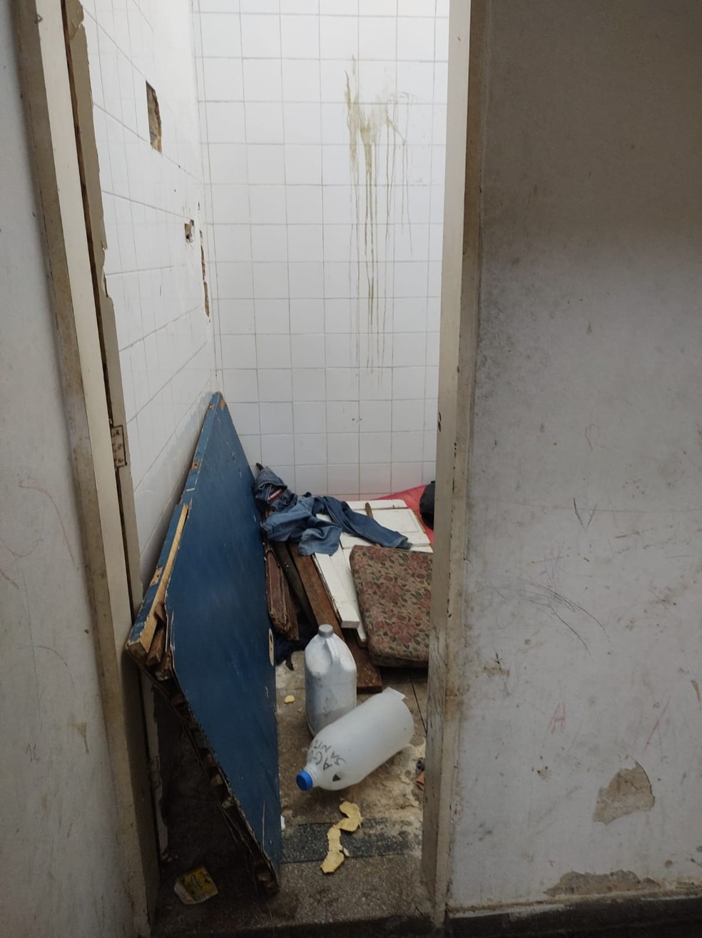 Abrigo de indígenas venezuelanos no Centro de João Pessoa tem problemas em portas e janelas. — Foto: Associação dos Defensores da Cidadania
