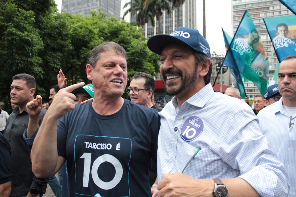 Tarcísio de Freitas realiza caminhada no centro de São Paulo ao lado de Ricardo Nunes — Foto: WILDALLY SOUZA/ATO PRESS/ESTADÃO CONTEÚDO