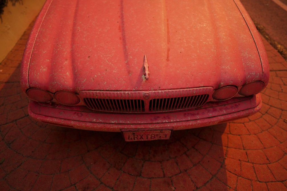 Capô de um carro ficou coberto por retardante rosa de fogo em Mandeville Canyon, Los Angeles — Foto: Eric Thayer/AP