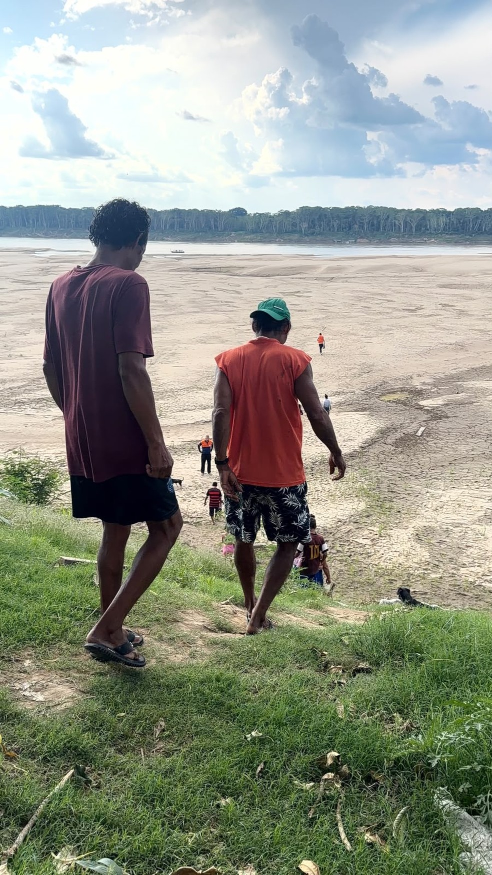 Ribeirinhos &agrave;s margens do rio Madeira seco em Porto Velho &mdash; Foto: Defesa Civil Municipal