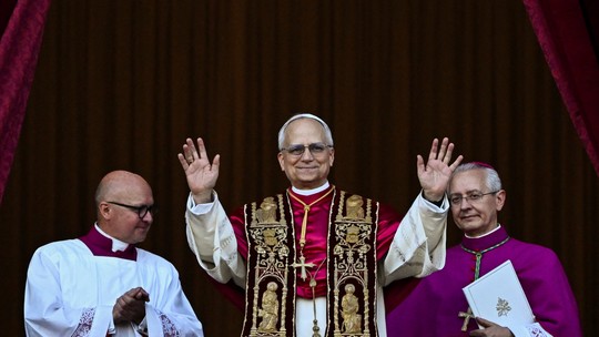 VÍDEO mostra papa Leão XIV cantando em festa quando era arcebispo no Peru - Próximo de Francisco, Prevost, de 69 anos, é o 1º papa nascido nos EUA e com cidadania peruana. No discurso inaugural, pontífice falou de paz e agradeceu ao antecessor.