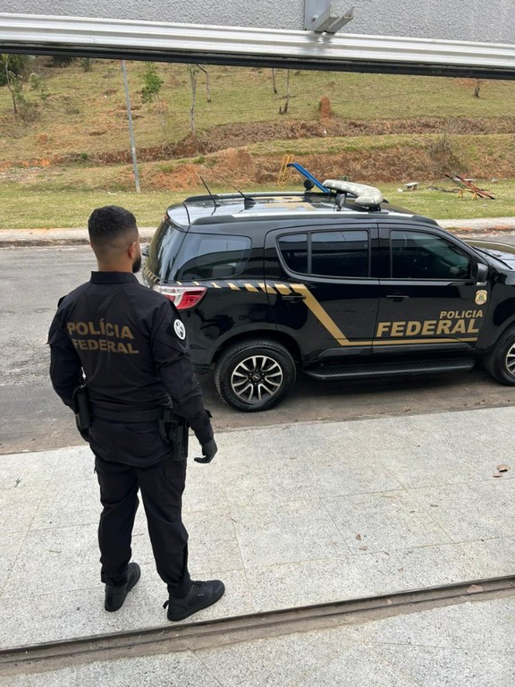 Polícia Federal cumpre mandados contra ex-funcionário da Caixa suspeito de desviar dinheiro do banco