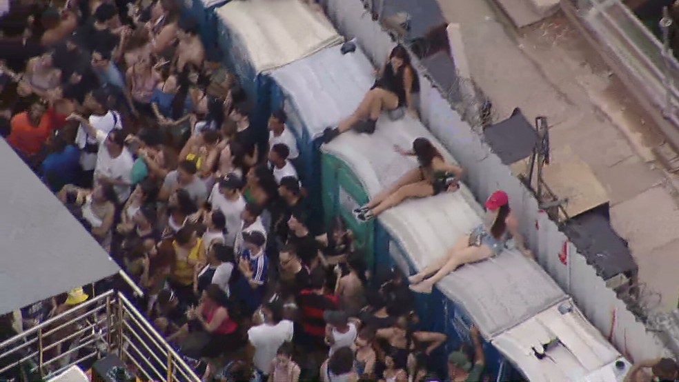 Público em cima de banheiros públicos devido à superlotação no bloco com Calvin Harris — Foto: Globocop/TV Globo