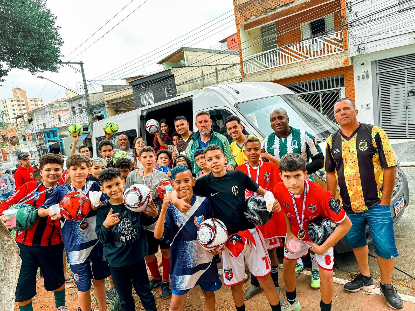 Time de futebol comunitário na região da Sapopemba aposta no esporte para tirar jovens da criminalidade