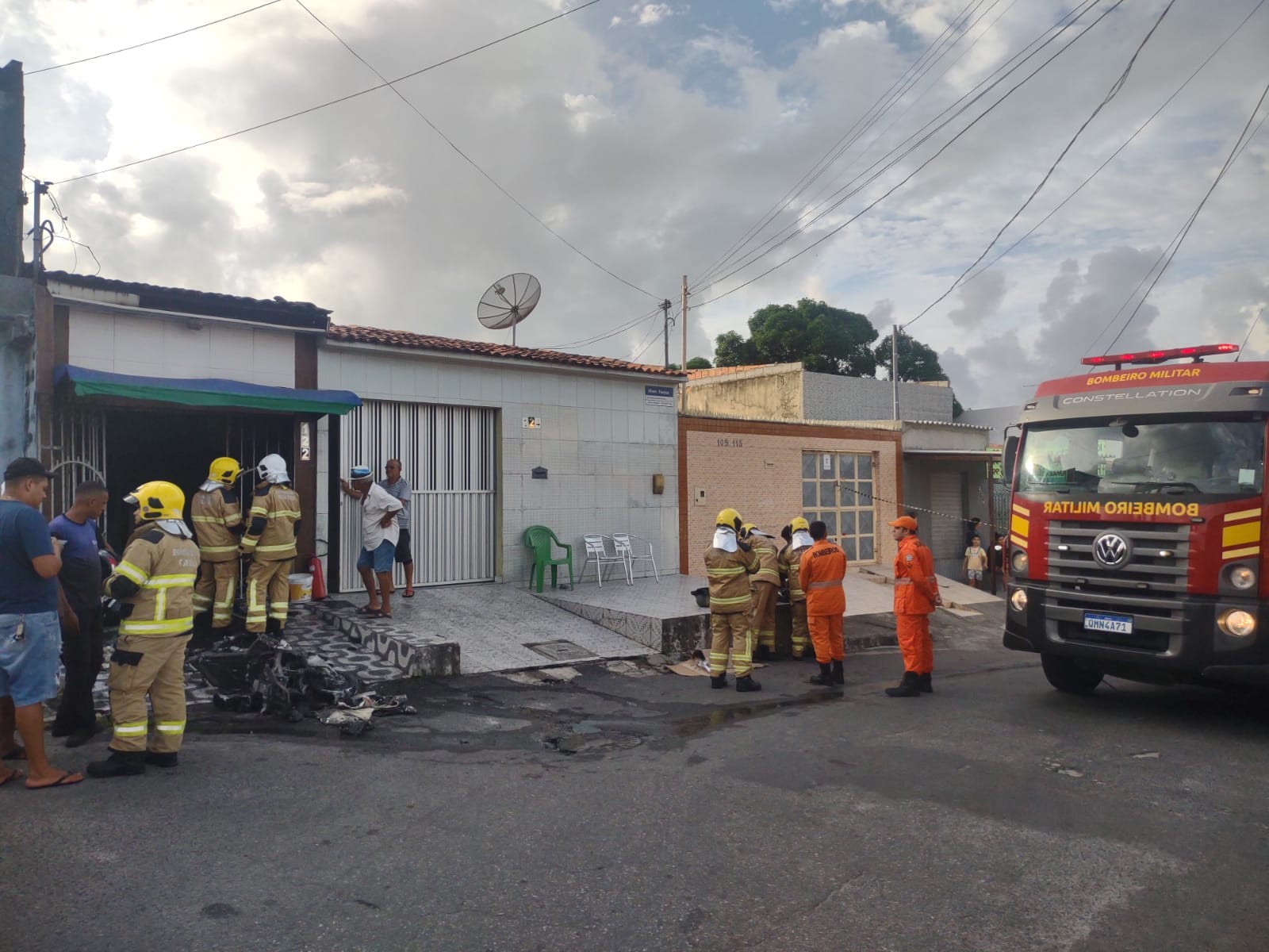 Quatro pessoas ficam feridas após motocicleta elétrica pegar fogo dentro de residência em Aracaju 