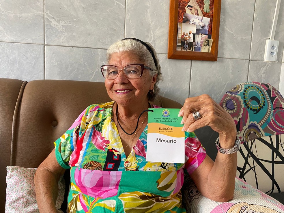 Áurea Barbosa tem 86 anos de idade e desde 2010 trabalha como mesária nas eleições — Foto: Philipe Salvador/Inter TV Cabugi