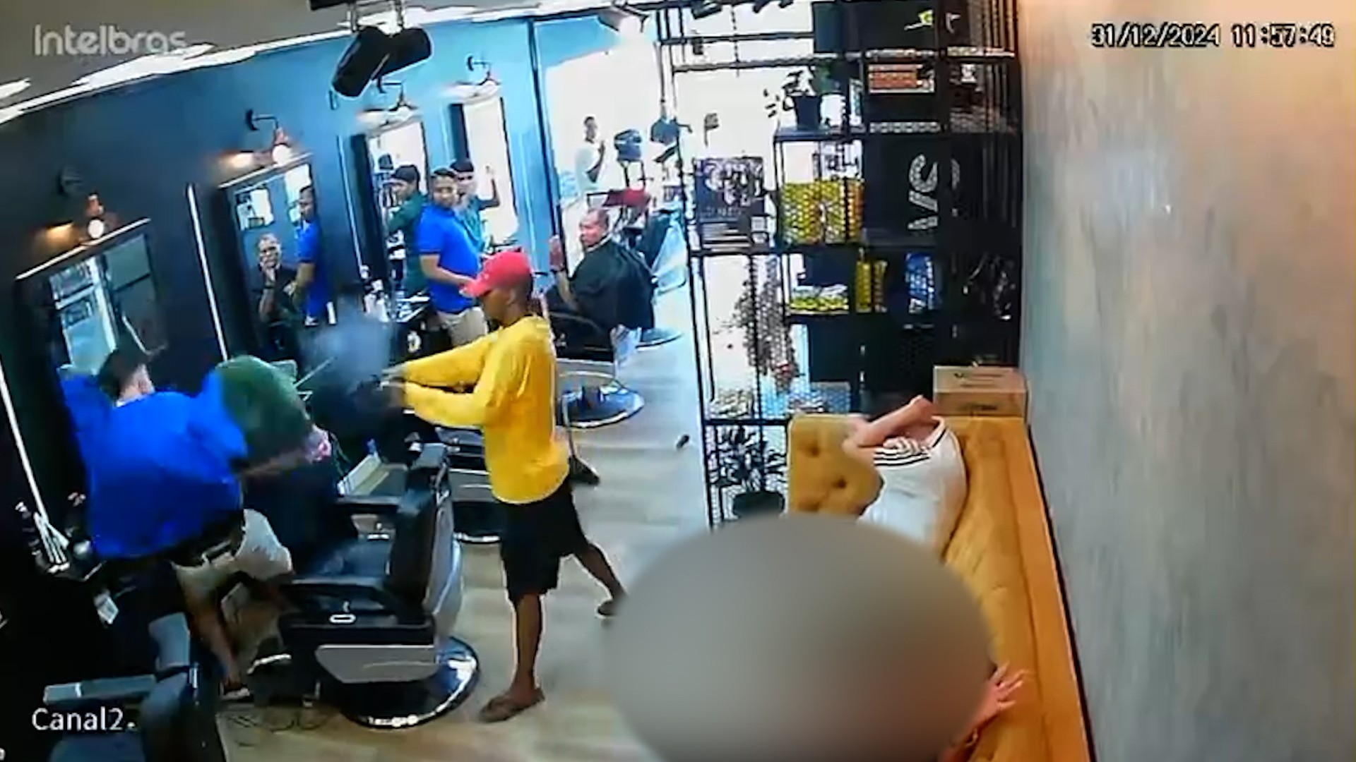 VÍDEO: Policial do Piauí é baleado dentro de barbearia durante assalto em Timon (MA)