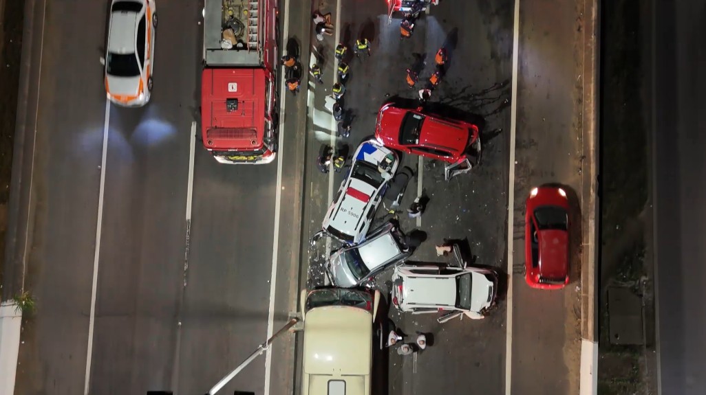 Engavetamento entre viatura, ônibus e carros em viaduto deixa PM e mulher feridos na BR-101, no ES