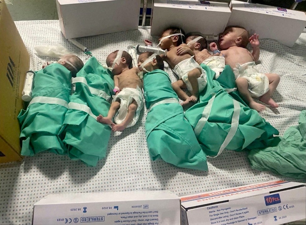 Bebês recém-nascidos são colocados em cama após serem retirados de incubadora por falta de energia no hospital Al-Shifa, em Gaza, segundo o Hamas, em 12 de outubro de 2023. — Foto: Reuters