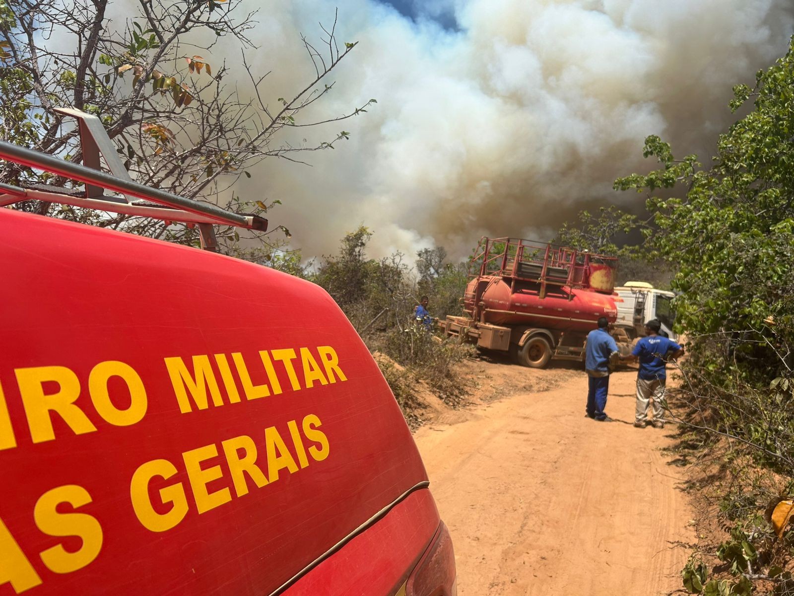 Incêndio de grande proporção atinge comunidades rurais em Montes Claros e casas são evacuadas; VÍDEO 
