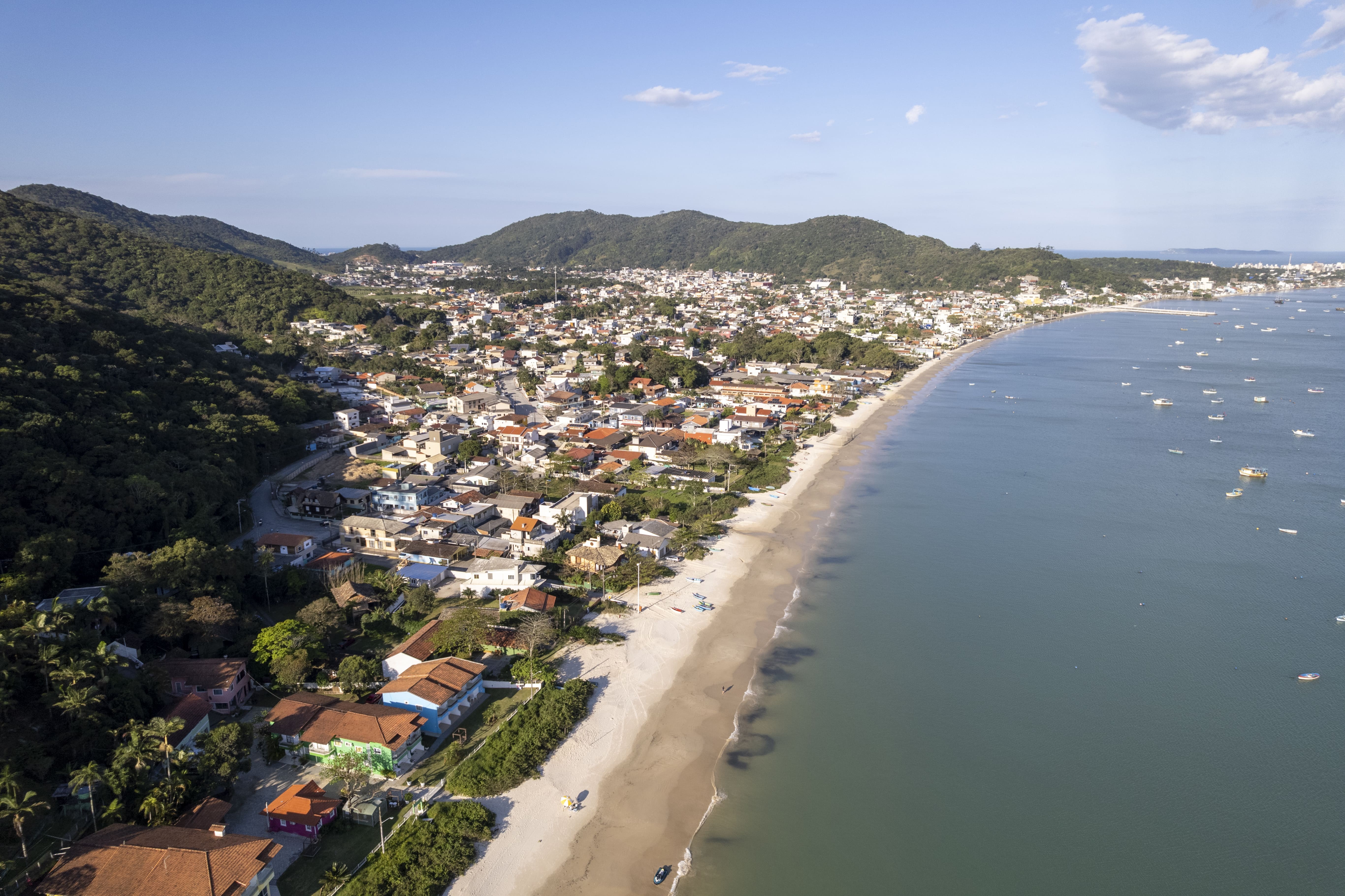 Com 2 milhões de turistas por ano, Bombinhas cresce com preservação ambiental