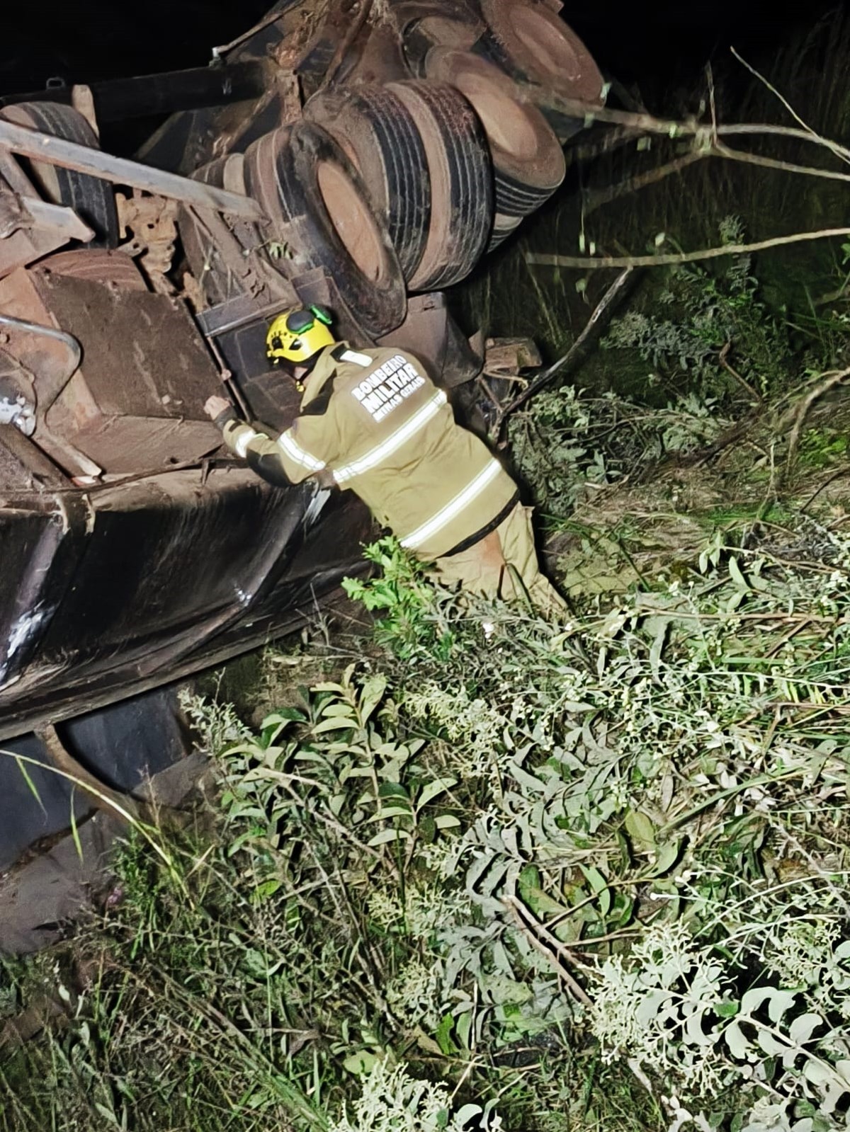 Carreta carregada com minério despenca de ribanceira de 400 metros na BR-354, em Córrego Danta