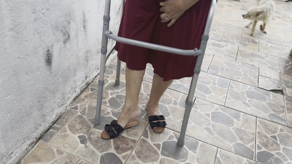 Jovita Maria do Amaral, de 68 anos, só caminha com a ajuda de um andador — Foto: RBS TV/Reprodução