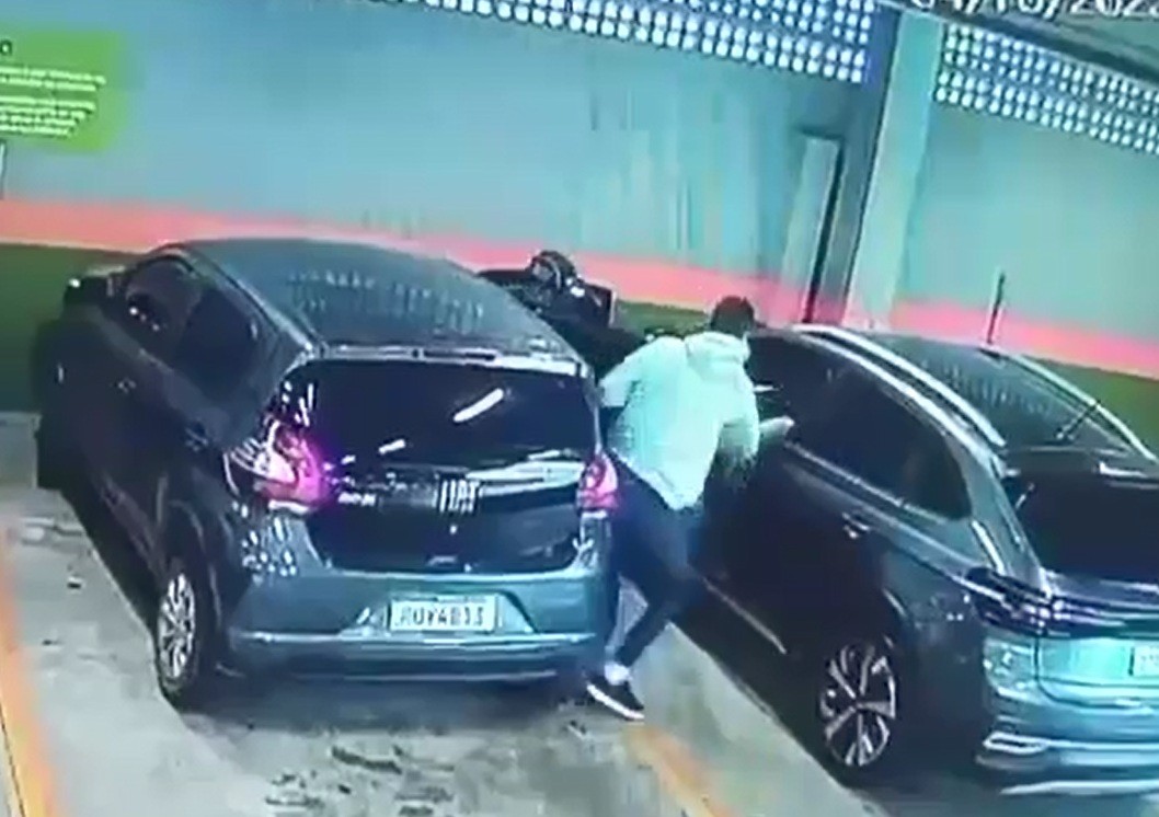 VÍDEO: Mulher é vítima de sequestro-relâmpago na saída de um supermercado na Zona Sul de São Paulo