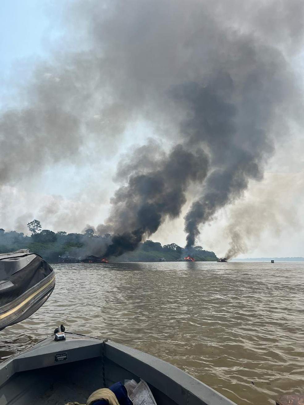 Balsas de garimpo ilegal são destruídas no rio Madeira — Foto: PF/Divulgação