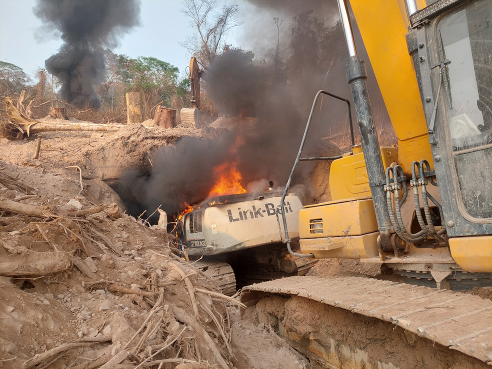 Material destuído usado no garimpo ilegal — Foto: Reprodução