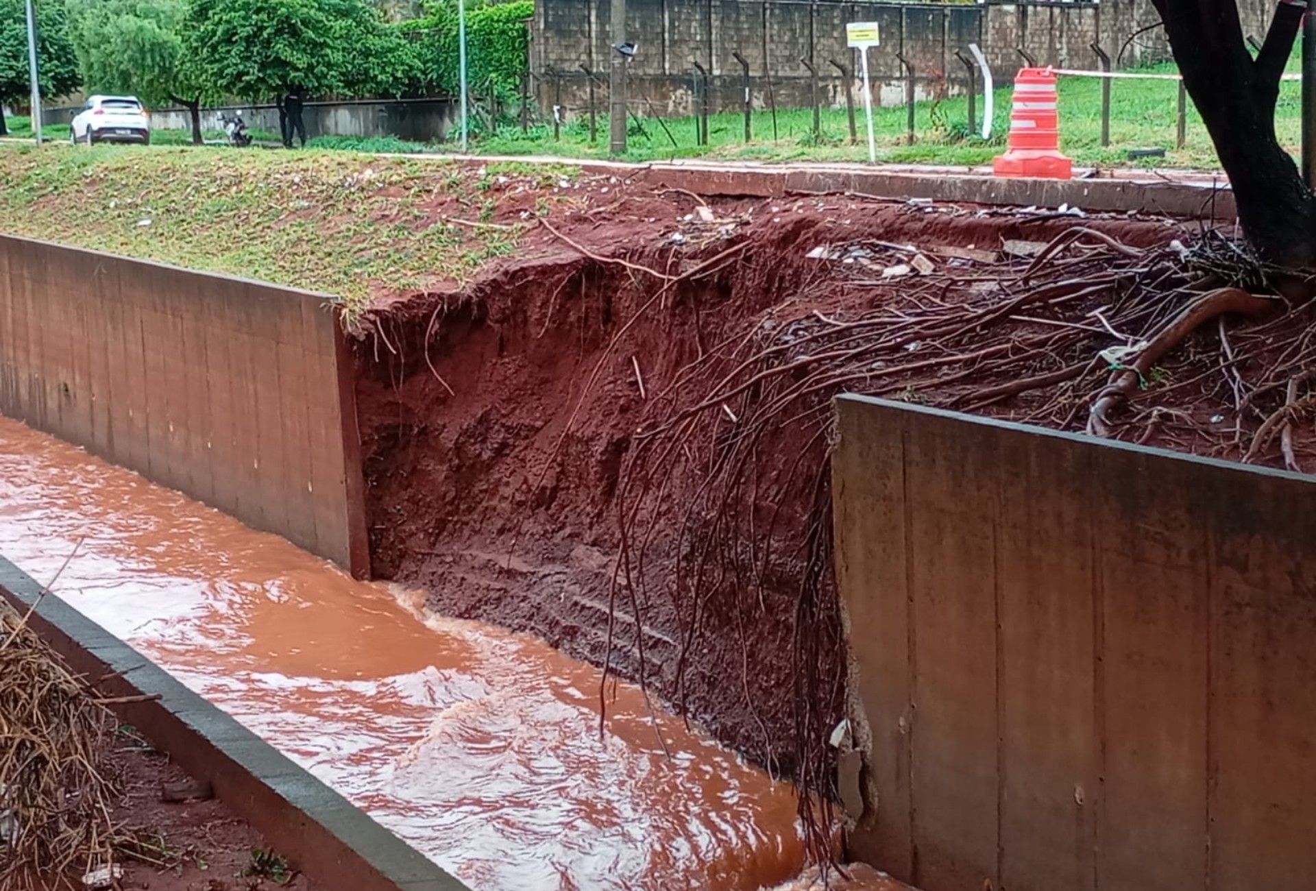 Chuva forte derruba placas de contenção de córrego e causa estragos em Campo Grande