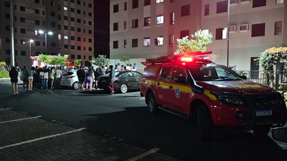 O prédio precisou ser evacuado para a ação do Corpo de Bombeiros — Foto: Corpo de Bombeiros/Divulgação