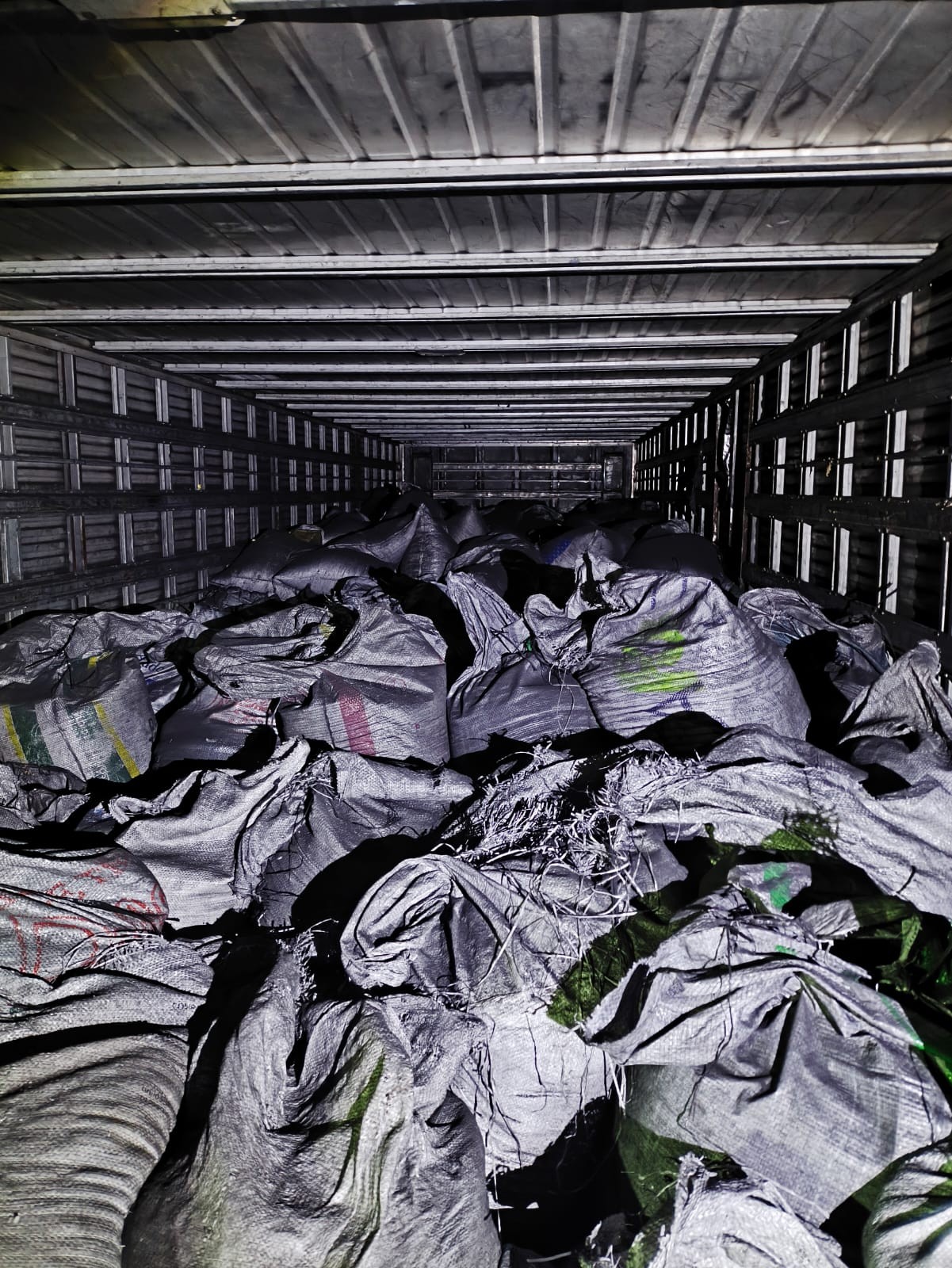 Cerca de 18 toneladas de resíduos de carvão vegetal são apreendidos em Piraí