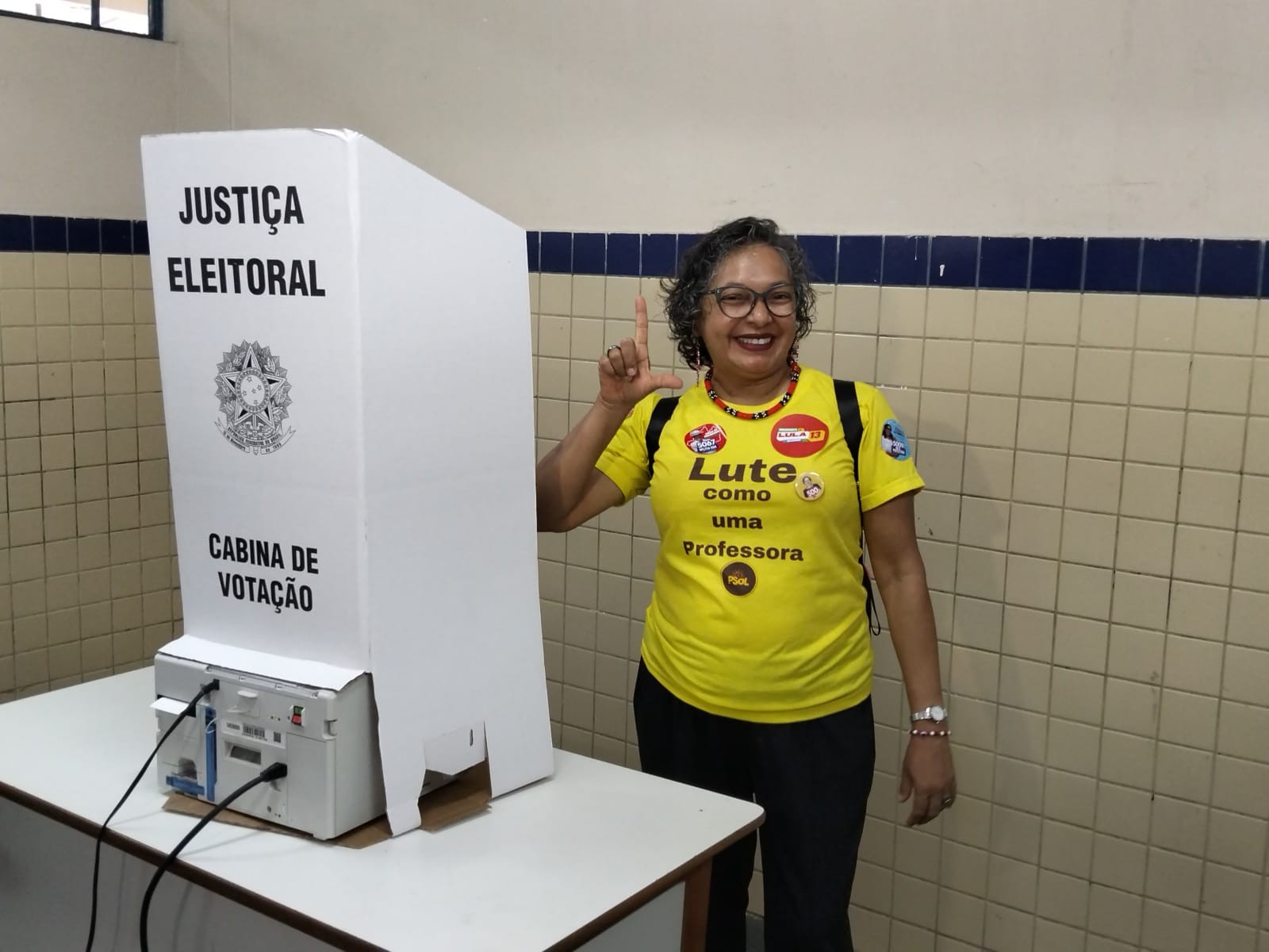 Professora Evany (PSOL) vota em Manaus nas eleições para o Senado | G1