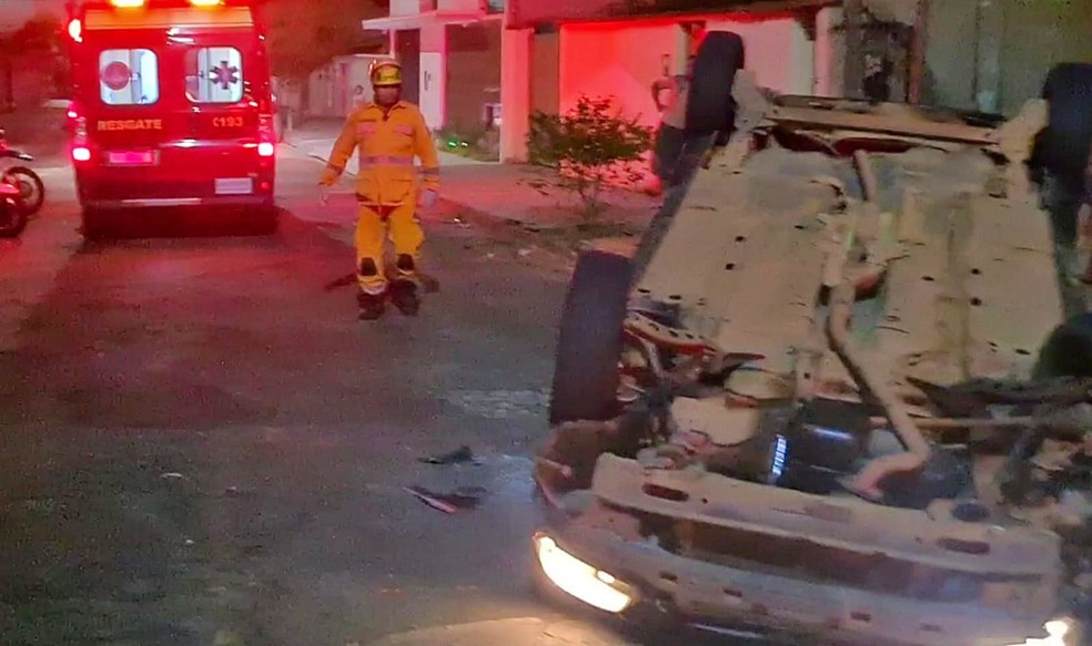 Motorista e passageira ficam feridos após capotamento em Alfenas, MG — Foto: Corpo de Bombeiros