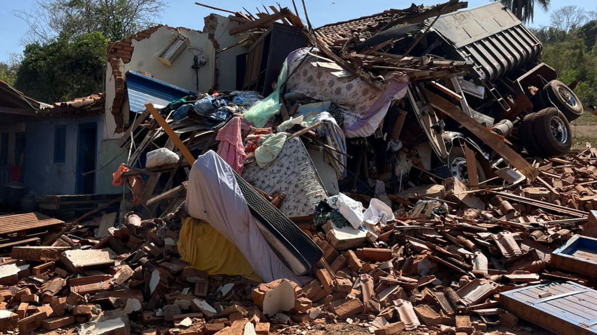 Caminhão desgovernado provoca desabamento de casa e deixa idosa soterrada em MG; FOTOS